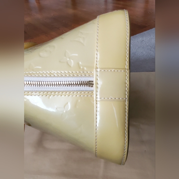 Louis Vuitton Alma GM Blanc Corail Vernis - Picture 9 of 16